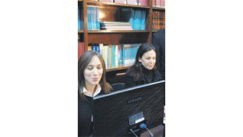 La vicejefa del Gobierno porteño, María Eugenia Vidal, ayer en una «Posta Digital» en el Centro Islámico del barrio San Cristóbal, para que los adultos mayores aprendan cumputación.