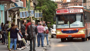 El paro de UTA afecta a 13 de 14 líneas de ómnibus que prestan servicios en la capital tucumana.