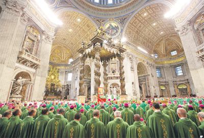 Obispos y cardenales escuchan la apertura del Sínodo por parte del papa Francisco en la Basílica de San Pedro. Analistas vaticinan que el encuentro culminará con imporantes reformas.