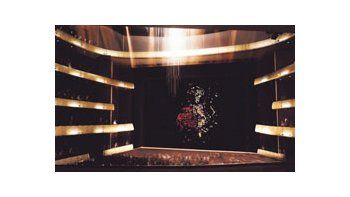 El telón permanente realizado por el artista argentino Guillermo Kuitca que estrena hoy la flamante Ópera Winspear de Dallas diseñada por el arquitecto Norman Foster.