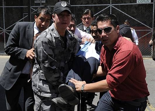 El Presidente es llevado tras recibir distintas agresiones