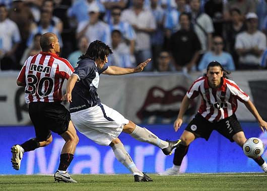 Así arrancó el partido para Racing: remate de Pablo Lugüercio de afuera del área y gol a los 4 minutos.