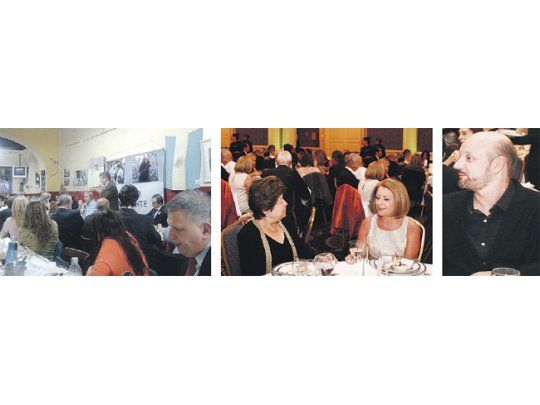 Los secretarios Guillermo Moreno y Guillermo Oliveri (izq.) flanquean al homenajeado Raúl Garré (centro, micrófono en mano) en la noche del jueves en un modesto restorán a la vuelta de la Casa de Gobierno. Mucha información petrolera en la cena de la fundación La Casita de Colores en el hotel Intercontinental, a la que fueron, entre otros, la embajadora de los Estados Unidos, Vilma Martínez (en la foto junto a la presidenta de esa entidad, Nancy O’Toole), y el oscarizado Juan José Campanella