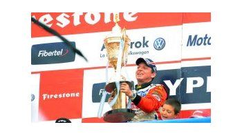 Una más y van... Guillermo Ortelli vuelve a levantar el trofeo de campeón en el Turismo Carretera.