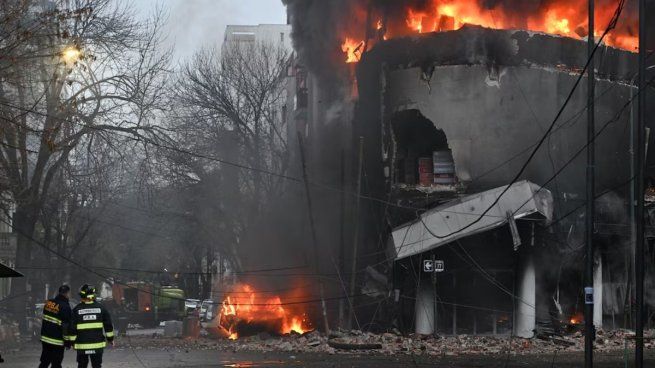 El edificio en ruinas sobre Diagonal 77 y 48 sigue vallado mientras se organiza su demolición controlada por riesgo de colapso.