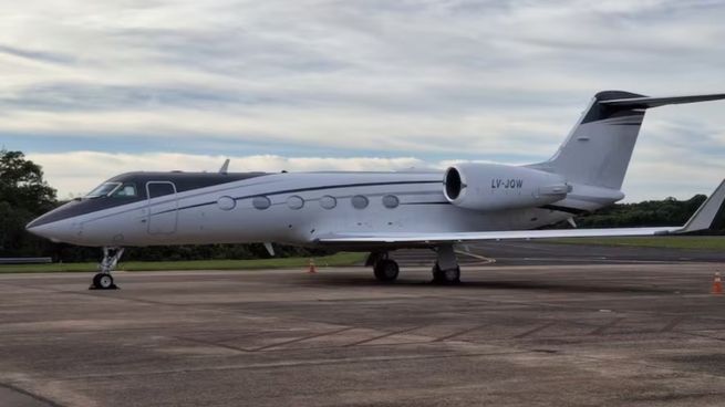 El avión que traslado a Flávio Bolsonaro fuera de Argentina rumbo a EEUU.