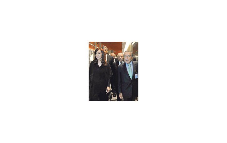 Cristina de Kirchner, ayer, durante la inauguración de la terminal B del aeropuerto de Ezeiza junto a Eduardo Eurnekian, donde halagó el desempeño de los funcionarios de La Cámpora en Aerolíneas Argentinas.