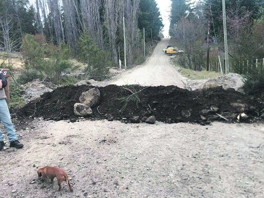 Descontrol. Los accesos están cortados y son los ocupantes los que controlan el ingreso y egreso del parque.