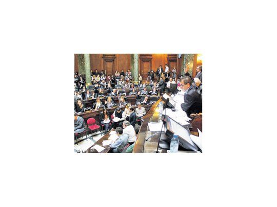 La Legislatura porteña sancionó ayer leyes que endurecen penas para contraventores. Hasta $ 20 mil por quitar la faja de clausura y también se aprobó una ley antipintadas para proteger subtes y monumentos.