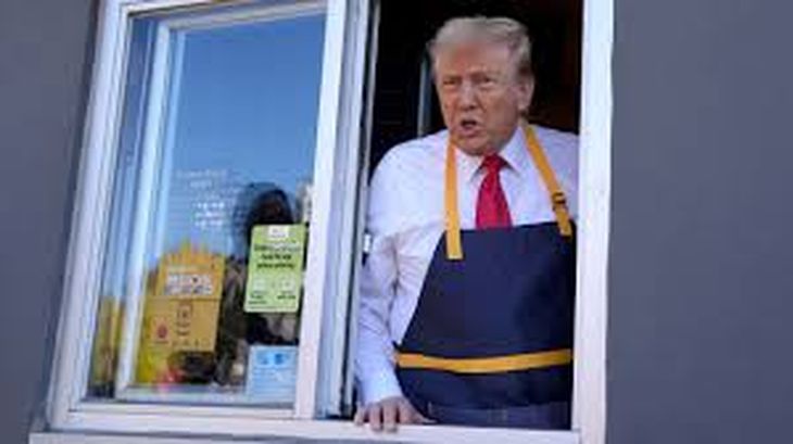 On October 20, in response to Kamala Harris who, seeking to show herself as “people of the people”, assured – falsely – that she had once worked at a McDonalds, Trump stood behind the counter. On October 20, in response to Kamala Harris who, seeking to show herself as “people of the people”, assured – falsely – that she had once worked at a McDonalds, Trump stood behind the counter.