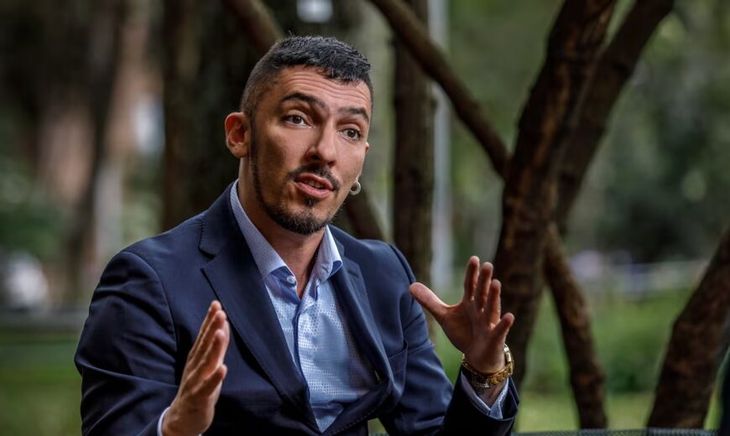Florián is a politicalologist, exiled in France, and worked as a porn actor and sex worker before his career in the public function.