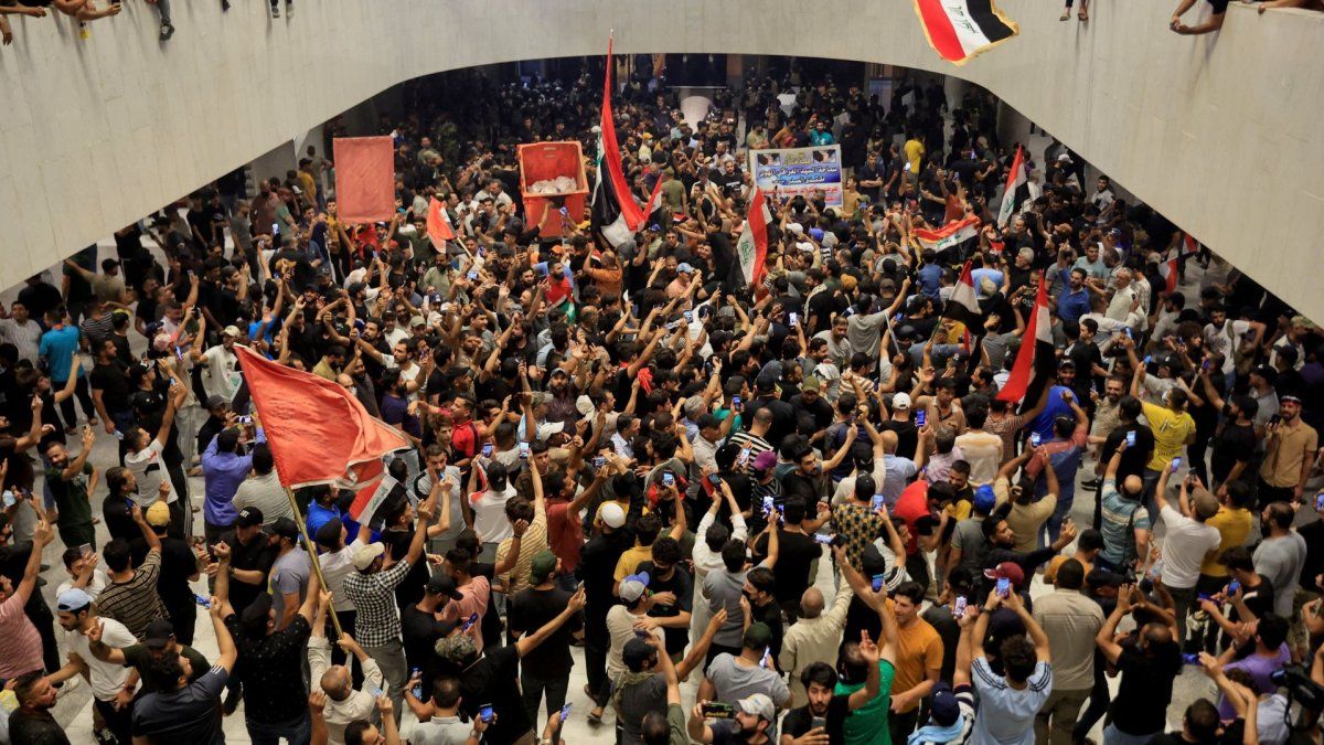 Irak: así tomaron el Parlamento decenas de manifestantes en rechazo al nuevo primer ministro
