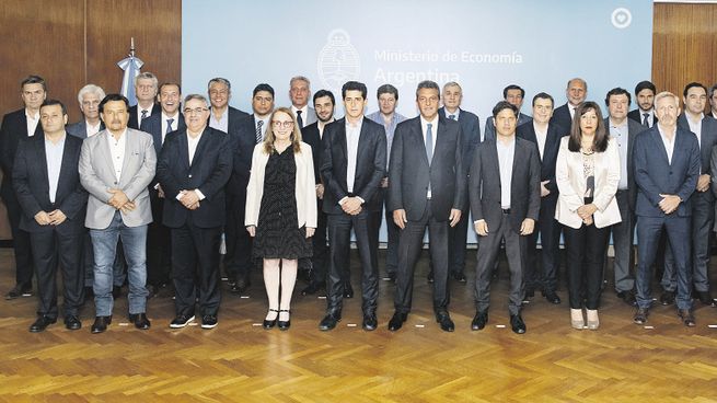 cónclave. Gobernadores en ejercicio y electos del peronismo, Juntos por el Cambio y fuerzas provinciales se reunieron en el Palacio de Hacienda con el ministro de Economía, Sergio Massa, para acordar una compensación tras las modificaciones en Ganancias y el Impuesto al Valor Agregado.
