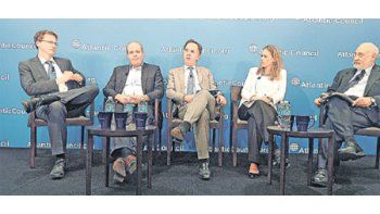 La embajadora ante EE.UU., Cecilia Nahón y Joseph Stiglitz (ambos a la derecha), en un  seminario en el cual participaron ejecutivos del JP Morgan y funcionarios del Fondo Monetario Internacional.