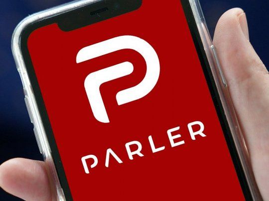 Como otras plataformas alternativas a los gigantes Twitter y Facebook, Parler tiene normas más laxas respecto a la desinformación y los contenidos de odio que las redes tradicionales.