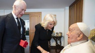 El papa Francisco mantuvo un encuentro privado con Carlos III y Camila el miércoles.