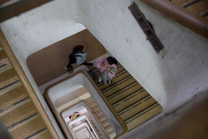 Personal del SAME acudió al lugar tras recibir un aviso que indicaba que una persona había caído por el hueco de la escalera desde un piso superior. Personal del SAME acudió al lugar tras recibir un aviso que indicaba que una persona había caído por el hueco de la escalera desde un piso superior.