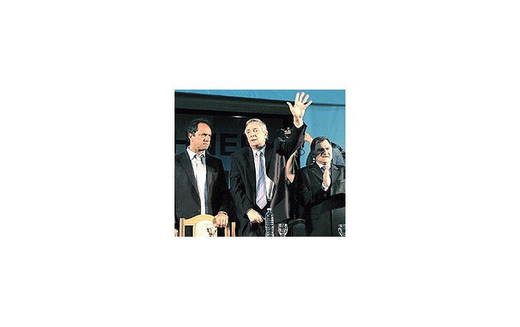ámbito.com | Néstor Kirchner, Daniel Scioli y el intendente Julio Pereyraayer en Florencio Varela, donde el ex presidente lanzó lacampaña interna para asegurar el control partidario delterritorio de Buenos Aires.