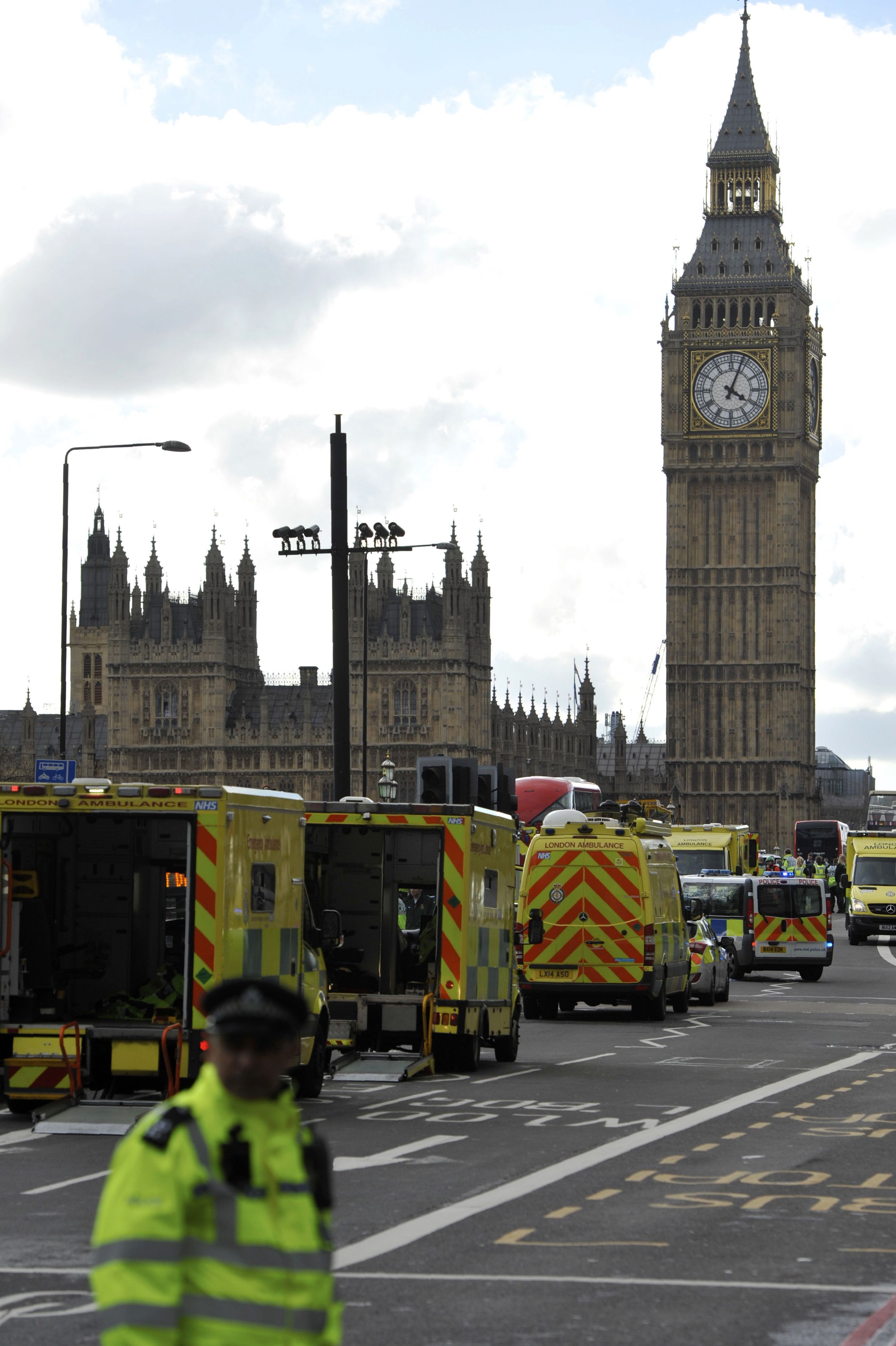 Atentado terrorista a metros del Parlamento británico dejó cuatro muertos y al menos 40 heridos (foto 1)