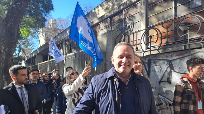 Álvaro Delgado votó junto a su esposa y evitó adelantar la fórmula para octubre.