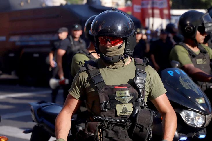 Miembro de la Policía Federal porta un parche con el lema “Don´t tread on me”, referenciado con el liberalismo a nivel global. Miembro de la Policía Federal porta un parche con el lema “Don´t tread on me”, referenciado con el liberalismo a nivel global.