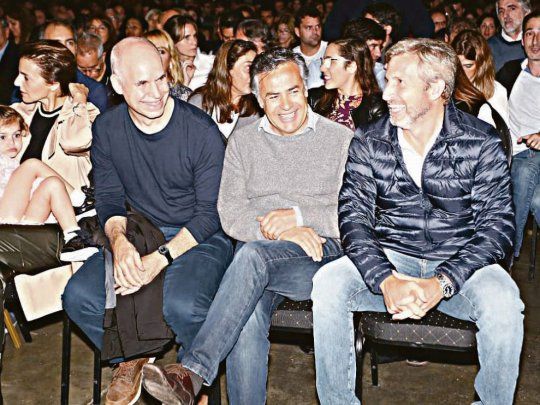 Debajo del agua. Horacio Rodríguez Larreta, Alfredo Cornejo y Rogelio Frigerio acompañaron ayer a Martín Lousteau en la Feria del Libro en su nuevo lanzamiento editorial. Cambiemos intenta reciclarse ante el avance de Cristina.