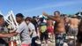The discussion got out of control and had to intervene the police. The discussion got out of control and had to intervene the police.