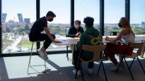 Las becas cubren entre el 50% y el 100% de la matrícula según las necesidades de las candidatas, y están especialmente enfocada a mujeres profesionales de países en desarrollo o emergente, que tengan un n alto nivel de inglés y fuerte compromiso social.