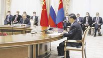 CUMBRE. Xi Jinping y Vladímir Putin, ayer en Samarcanda (Uzbekistán). El presidente de Rusia admitió que su homólogo chino le planteó dudas respecto de la campaña militar en Ucrania.