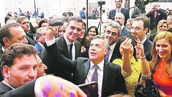 selfie. Cornejo intercambió con Pedro Sánchez algunos puntos de vista sobre la situación política argentina y luego se fotografiaron durante un cóctail en el Museo del Prado donde se lanzó la Feria de Turismo.