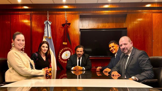 El gobernador Gustavo Sáenz junto a los diputados del bloque Coherencia que rompieron con LLA.