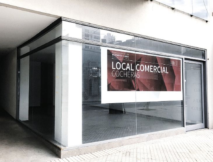 In the city there are more than 15,600 commercial premises recorded by IDECBA. In the city there are more than 15,600 commercial premises recorded by IDECBA.