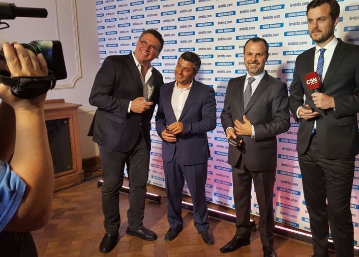 (De izq. a der.) Mauro Federico, Pablo Jiménez, director de ámbito.com y minutouno.com, y Gustavo Sylvestre.