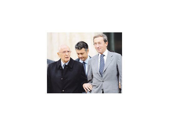 El presidente de Italia, Giorgio Napolitano (izquierda), tiene en sus manos la salida a la crisis política italiana desatada tras la ruptura de Gianfranco Fini (derecha) con el Gobierno conservador.