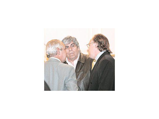 El sindicalistaHugoMoyano y elministro deHaciendaporteño,GuillermoNielsen,durante elacto delmiércolescon beneficiosparaobtenercréditoshipotecarios.