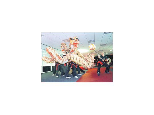 Alta convocatoria y colorido espectáculo en el cóctel ofrecido por la llegada del mayor banco del mundo, ICBC de China. Por el Gobierno asistieron Adrián Cosentino (secretario de Finanzas) y Miguel Pesce (BCRA).