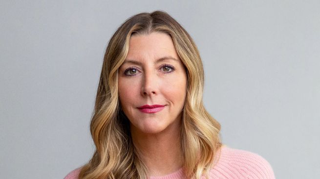 Quién es Sara Blakely, la multimillonaria que empezó siendo vendedora ambulante.