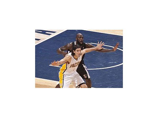 Scola sumó 9 puntos ante Sacramento Kings.