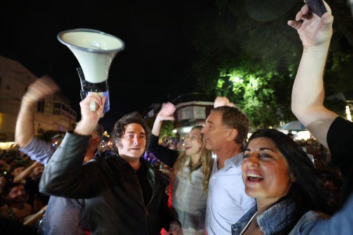 Milei junto a su hermana y otros dirigentes bonaerenses durante su caravana en Mar del Plata. Milei junto a su hermana y otros dirigentes bonaerenses durante su caravana en Mar del Plata.
