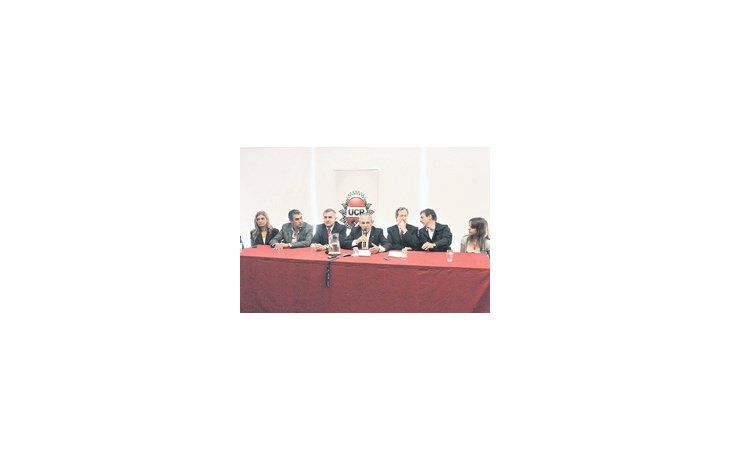 ámbito.com | Los radicales Laura Montero, Gerardo Morales, Mario Barletta, Leandro Despouy, Luis Naidenoff y Victoria Donda, por el FAP, resistieron ayer el desplazamiento del auditor.