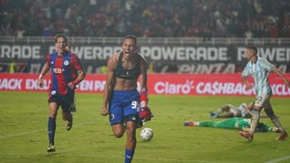 El colombiano J. Peralta sentenció el partido a favor de San Lorenzo. 