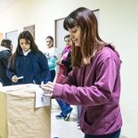 Distantes de la política, pero no de la democracia: qué revela una encuesta nacional sobre la mirada de los jóvenes argentinos. Distantes de la política, pero no de la democracia: qué revela una encuesta nacional sobre la mirada de los jóvenes argentinos.