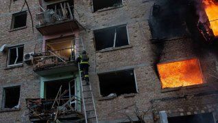 Bomberos y equipos de rescate combaten las llamas en un edificio residencial alcanzado por el ataque ruso del domingo sobre Kiev Bomberos y equipos de rescate combaten las llamas en un edificio residencial alcanzado por el ataque ruso del domingo sobre Kiev
