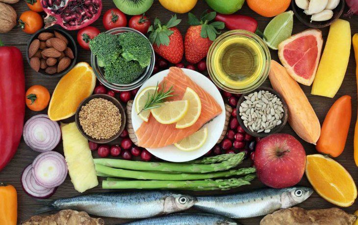 La vitamina D la podemos obtener de dos formas: a través de los alimentos y de la radiación solar.