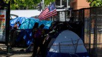 Los parques de la ciudad de Grants Pass se llenaron de carpas y personas durmiendo en la calle.