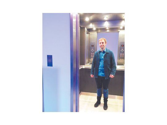 Leandro Erlich, que había “circuncidado” al Obelico el año pasado, ahora hace ilusionismo con un ascensor en la nueva arteBA.
