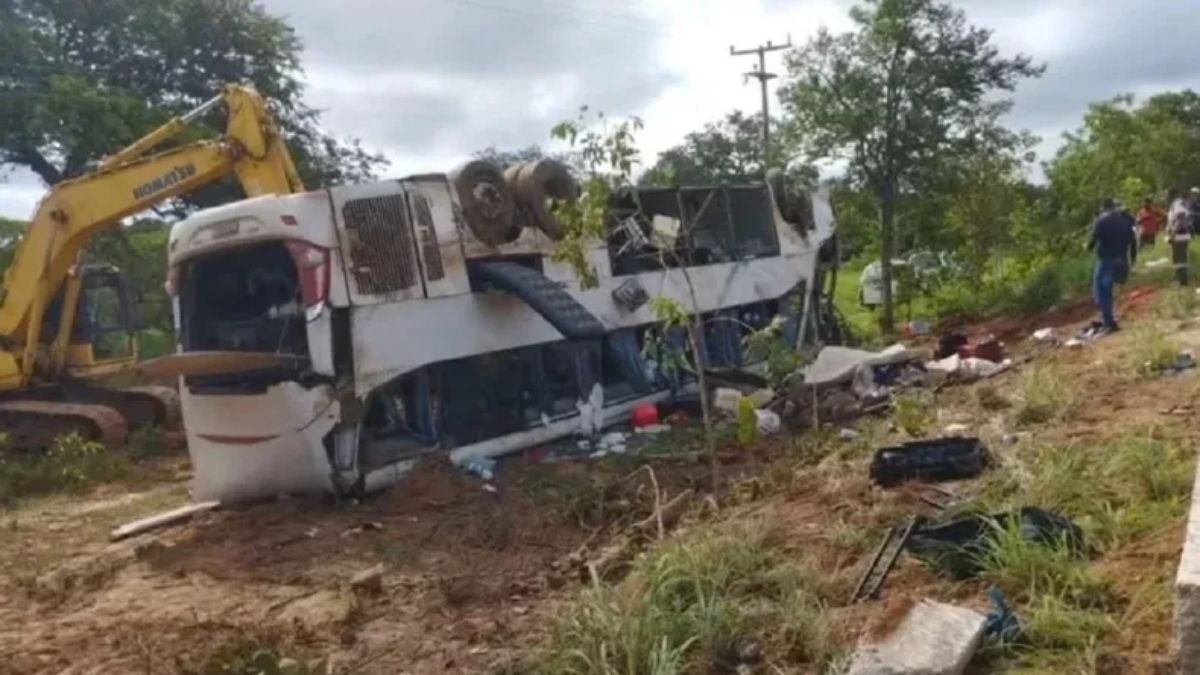 A bus overturned and 7 people died