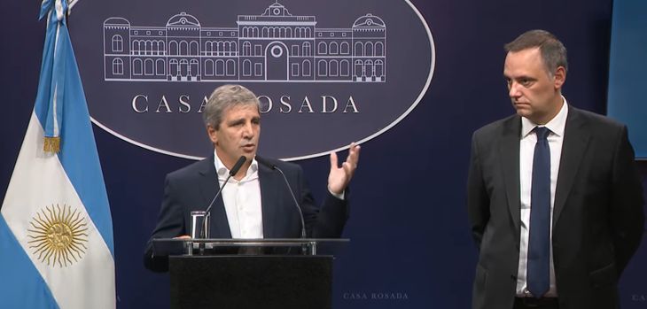 El ministro de Economía, Luis Caputo, y el portavoz presidencial, Manuel Adorni, encabezaron la conferencia del anuncio.