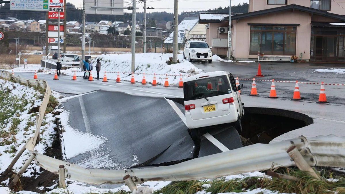 Tsunami en Japón: tras un terremoto de magnitud 7,5 hay más de 100.000 evacuados y 30 heridos