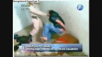 Detienen a policía tras ser filmado mientras golpeaba a un menor